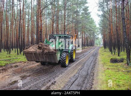 10. Januar 2020, Brandenburg, Grünheide: einen Traktor aus der Landesbetrieb Forst Brandenburg arbeitet an der Entwicklung eines Waldes Pfad auf dem künftigen Standort des Tesla-Gigafactory. In einem großen Wald, östlich der A10 Berliner Ring (Autobahn, die uns elektrische Auto hersteller Tesla plant ein gigafactory zu errichten. In einer ersten Phase ab Sommer 2021, 150 000 Modell 3 und Y Elektroautos sind es jährlich gebaut werden. Foto: Patrick Pleul/dpa-Zentralbild/dpa Stockfoto