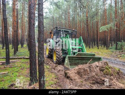 10. Januar 2020, Brandenburg, Grünheide: einen Traktor aus der Landesbetrieb Forst Brandenburg arbeitet an der Entwicklung eines Waldes Pfad auf dem künftigen Standort des Tesla-Gigafactory. In einem großen Wald, östlich der A10 Berliner Ring (Autobahn, die uns elektrische Auto hersteller Tesla plant ein gigafactory zu errichten. In einer ersten Phase ab Sommer 2021, 150 000 Modell 3 und Y Elektroautos sind es jährlich gebaut werden. Foto: Patrick Pleul/dpa-Zentralbild/dpa Stockfoto