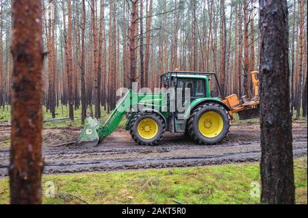 10. Januar 2020, Brandenburg, Grünheide: einen Traktor aus der Landesbetrieb Forst Brandenburg arbeitet an der Entwicklung eines Waldes Pfad auf dem künftigen Standort des Tesla-Gigafactory. In einem großen Wald, östlich der A10 Berliner Ring (Autobahn, die uns elektrische Auto hersteller Tesla plant ein gigafactory zu errichten. In einer ersten Phase ab Sommer 2021, 150 000 Modell 3 und Y Elektroautos sind es jährlich gebaut werden. Foto: Patrick Pleul/dpa-Zentralbild/dpa Stockfoto