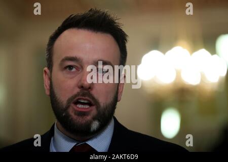 SDLP Führer Colum Eastwood spricht zu den Medien in der Großen Halle des Parlaments Gebäude, Stormont, wie Gespräche über die Dezentralisierung der Regierung in Nordirland zu beleben statt. Stockfoto