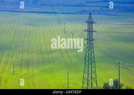 Sendeturm in grüner Landschaft. Stockfoto