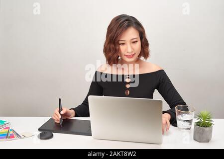 Ein Künstler zeichnen etwas auf Grafik Tablett im Büro Stockfoto
