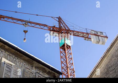 Radpaar aus einem Güterwagen auf Schienen. Radsystem mit Federn. Stockfoto