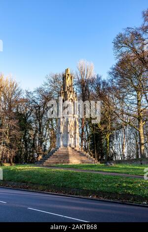 Hardingstone, Northampton, Großbritannien 10. Januar 2010, den Eleanor Kreuz, Hardingstone nach den jüngsten Restaurierung, es ist nur 3 Kreuze in der Nähe bleiben. Stockfoto