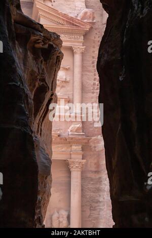 Petra, Jordanien. Okt, 2018 19. Blick auf das Schatzhaus Khazne al-Firaun im roten Sandsteinfelsen Stadt Petra. Das Gebäude mit Säulen geschmückt, ist rund 40 Meter hoch und eine touristische Attraktion. Ausgrabungen haben ergeben, dass der Innenraum enthält das mausoleum von einem der königlichen Familien der Nabatäer. Nach jordanischen Informationen, eine Million Menschen besuchten das Weltkulturerbe zum ersten Mal innerhalb eines Jahres. Quelle: Stephan Schulz/dpa-Zentralbild/ZB/dpa/Alamy leben Nachrichten Stockfoto