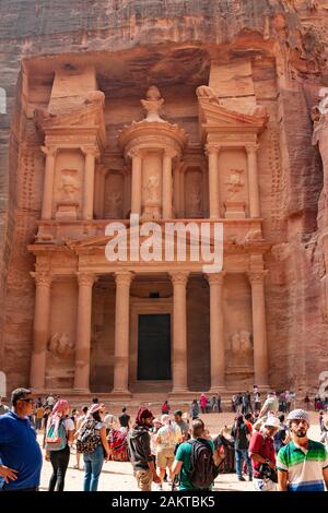 Petra, Jordanien. Okt, 2018 19. Zahlreiche Touristen vor der Fassade der Schatzkammer Khazne al-Firaun im roten Sandsteinfelsen Stadt Petra. Das Gebäude mit Säulen geschmückt, ist rund 40 Meter hoch und eine touristische Attraktion. Ausgrabungen haben ergeben, dass der Innenraum enthält das mausoleum von einem der königlichen Familien der Nabatäer. Nach jordanischen Informationen, eine Million Menschen besuchten das Weltkulturerbe zum ersten Mal innerhalb eines Jahres. Quelle: Stephan Schulz/dpa-Zentralbild/ZB/dpa/Alamy leben Nachrichten Stockfoto