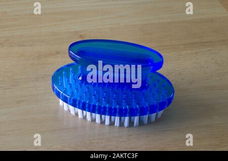 Kunststoff blau Nailbrush oder Nagelbürste Stockfoto