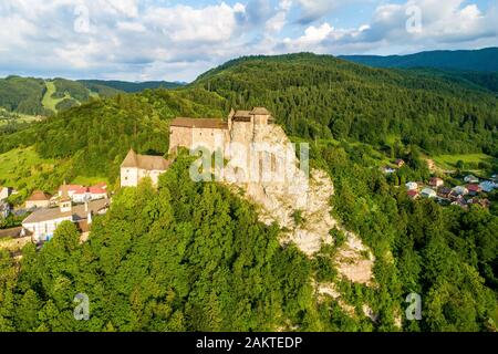 Burg Orava - Oravsky Hrad in Oravsky Podzamok in der Slowakei. Mittelalterliche Festung auf extrem hohen und steilen Felsen. Luftaufnahme Stockfoto