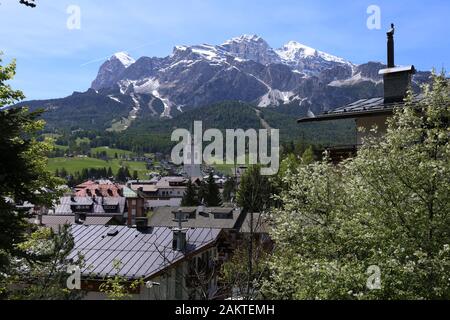 Schöne Sicht auf die Frühlingshaften Cortina d'Ampezzo, Italien Stockfoto