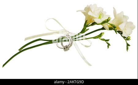 Weiße freesie Blumen und zwei goldene Ringe mit Seide Schleife auf weißem Hintergrund gebunden. Verlobung oder Hochzeit Konzept. Stockfoto