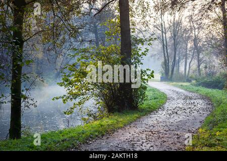 Kurvenreicher Fußweg entlang des kleinen Flusses De Loet in Krimpenerwaard in den Niederlanden Stockfoto