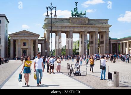 BERLIN, DEUTSCHLAND - 24. MAI 2018: die Touristen am Brandenburger Tor in Berlin beliebt, eines der wichtigsten Wahrzeichen der Stadt, der Hauptstadt der Bundes Repu Stockfoto