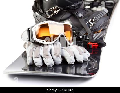 Snowboard mit boot Helm, Handschuhe und Brille auf weißem Hintergrund Stockfoto