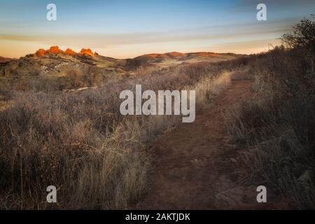 Golden Light trifft auf die Rückseiten der Devils Backbone, einem beliebten Wanderziel im Norden Colorados Stockfoto