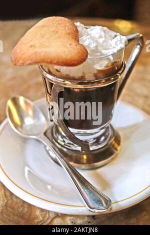 Das traditionelle Heißgetränk des Turiner Kaffeehauses, "Bicerin" mit Kaffeeschichten, Schokolade und Schlagsahne Stockfoto