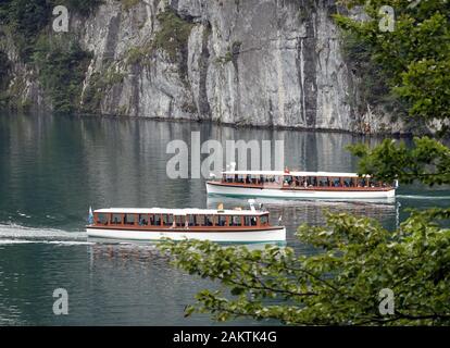 06. September 2019, Bayern, Schönau: Zwei elektrische Boote pass auf den Königssee. Die Fjordähnlichen Bergsee ist mehr als 190 Meter tief an der tiefsten Stelle und ein beliebtes Ziel für Ausflüge. Elektrisch betriebene Boote der bayerischen Seen Navigation auf der See das ganze Jahr über. Foto: Soeren Stache/dpa-Zentralbild/ZB Stockfoto