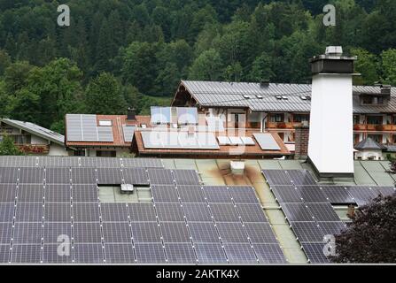 06. September 2019, Bayern, Schönau: Sonnenkollektoren auf den Dächern von Wohngebäuden. Foto: Soeren Stache/dpa-Zentralbild/ZB Stockfoto