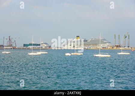 DOHA, Qatar-12 Dez 2019 - Blick auf die Costa Diadema Kreuzfahrtschiff in das Wasser des Arabischen Golfs (Persisch) von der Corniche in Doha, Katar. Stockfoto