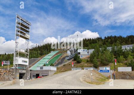 Lillehammer, Norwegen, 18. Juli 2019: Berühmte Skisprungarena Olympiapark in Lillehammer Norwegen, bekannt als Lysgardsbakken, Blick vom Parkplatz. Stockfoto