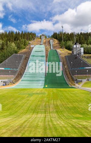 Lillehammer, Norwegen, 18. Juli 2019: Berühmte Skisprungarena Olympiapark in Lillehammer Norwegen, bekannt als Lysgardsbakken, Stockfoto