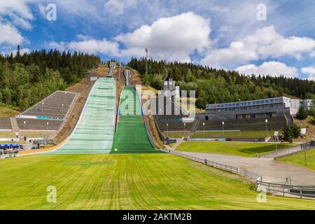 Lillehammer, Norwegen, 18. Juli 2019: Berühmte Skisprungarena Olympiapark in Lillehammer Norwegen, bekannt als Lysgardsbakken, Blick vom Parkplatz. Stockfoto