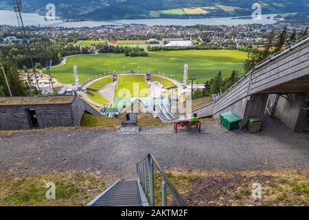 Lillehammer, Norwegen, 18. Juli 2019: Paar genießt den Blick von der Schanze Lysgardsbakke im Olympiapark in Lillehammer Norwegen, Ansicht von oben. Stockfoto