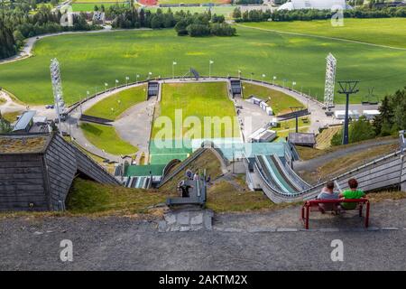 Lillehammer, Norwegen, 18. Juli 2019: Paar genießt den Blick von der Schanze Lysgardsbakke im Olympiapark in Lillehammer Norwegen, Ansicht von oben. Stockfoto