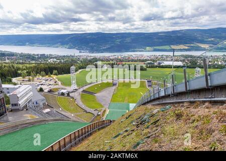 Lillehammer, Norwegen, 18. Juli 2019: Blick von der Spitze der Skisprungschanze Lysgardsbakke im Olympiapark in Lillehammer Norwegen, Stockfoto