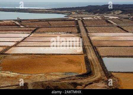 Luftaufnahme der bunten Salinas de Janubio Salz Wohnungen auf der Insel Lanzarote, Kanarische Inseln, Spanien Stockfoto