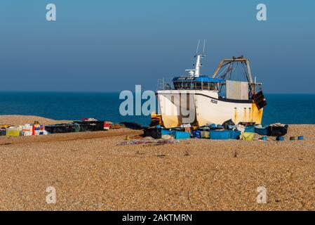 DUNGENESS, Kent, Großbritannien - 15 May 2019: Fischerboot Julie Jean FE380 am Strand von Dungeness. Stockfoto