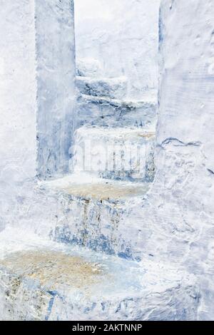 Alte, weiße, blaue Steintreppe in der Medina von Chefchaouen, Marokko. Stockfoto