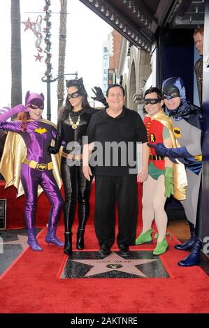 Los Angeles, CA. 9 Jan, 2020. Burt Ward, Batman Zeichen an der Induktion Zeremonie für Stern auf dem Hollywood Walk of Fame für Burt Ward, Hollywood Boulevard, Los Angeles, CA 9. Januar 2020. Quelle: Michael Germana/Everett Collection/Alamy leben Nachrichten Stockfoto