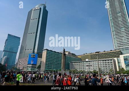 Jakarta, indonesien - 2019.12.22: Bundaran Hi Roundabout (jalan m h thamrin) während eines autofreien sonntagmorgen - Hintergrund: Patung selamat-dating, ho Stockfoto