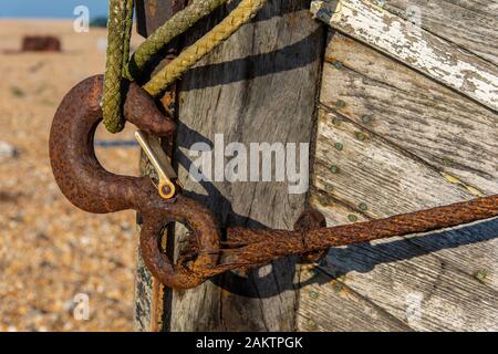 Alten rostigen Haken und hawser auf einem Fischerboot in Dungeness, Kent, Großbritannien Stockfoto
