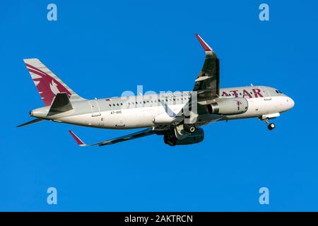 Qatar Airways Airbus A320-232 A7-AHS), die für ihren Flug nach Doha, Katar. Stockfoto