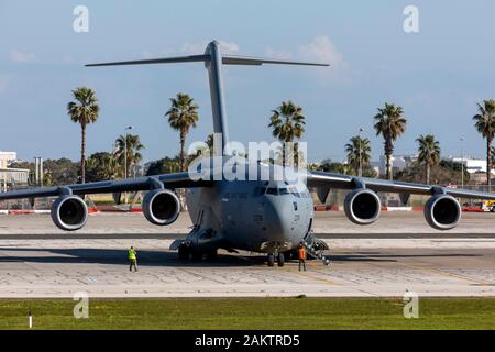 Royal Air Force Boeing C-17A Globemaster III (REG: ZZ 178) wartet auf seine Abreise Steckplatz nach einer Nacht tanken. Stockfoto