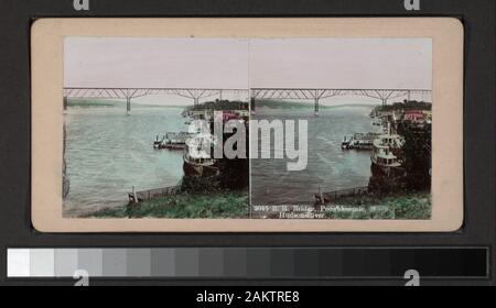 RR-Brücke, Poughkeepsie, NEW YORK - Hudson River umfasst einerseits - farbige Anzeigen. Blick von Slee Brüder, Vail, G. W. Pach und andere Fotografen und Verlage. Robert Dennis Sammlung von stereoskopische Ansichten. Titel von Cataloger'. Blick von Poughkeepsie einschließlich allgemeiner und Blick auf die Straße, Blick auf die Eastman Business College, einschließlich Studenten in verschiedenen Abteilungen; das Wasser Werke; der Fluss mit Dampfschiffen und Eisenbahnbrücke; ein Friedhof, Vassar College einschließlich Gebäude, Gelände, Studenten in den Booten, das Museum, inklusive Einrichtung und Ausstellungen; Porträts; R.R. Brücke, Poughke Stockfoto