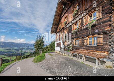 Oberstdorf - Blick von Gaisalpe-Cabin auf Panorama der kleinen Dörfer im Tal, Bayern, Deutschland, Oberstdorf, 22.09.2018 Stockfoto