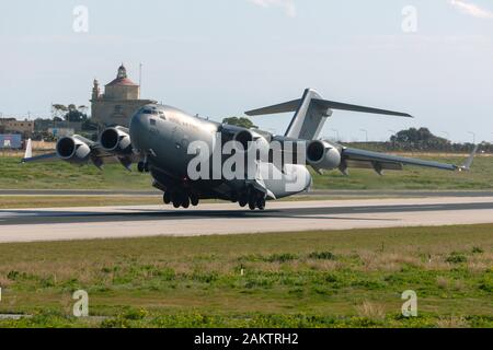 Royal Air Force Boeing C-17A Globemaster III (REG: ZZ 178) Abheben von der Startbahn 31 nach einer Nacht tanken. Stockfoto