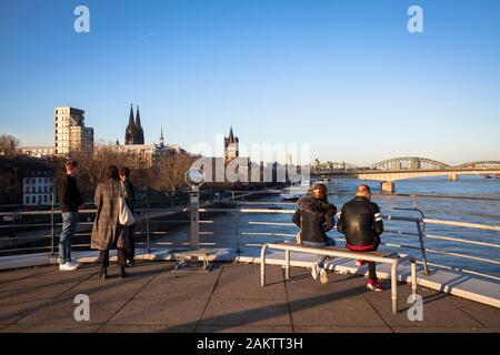 Menschen auf der Aussichtsplattform des Schokoladenmuseums am Rheinauer Hafen, Blick auf die Kathedrale und die Kirche Groß St. Martin, Köln, Deutschland Stockfoto