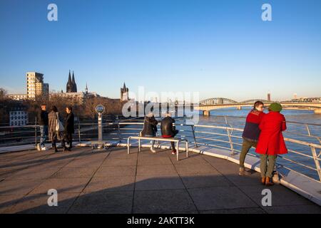 Menschen auf der Aussichtsplattform des Schokoladenmuseums am Rheinauer Hafen, Blick auf die Kathedrale und die Kirche Groß St. Martin, Köln, Deutschland Stockfoto