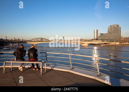 Menschen auf der Aussichtsplattform des Schokoladenmuseums am Rheinauer Hafen, Blick über den Rhein auf den Bezirk Deutz mit der Hochhäuser Stockfoto