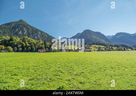 Oberstdorf - Blick von der Weide in Richtung Loretto-Kapelle und Bergpanorama, Bayern, Deutschland, Oberstdorf, 27.09.2018 Stockfoto