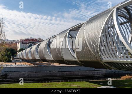 Modernes Metall Fußgängerbrücke über Manzanares in Madrid. Stockfoto