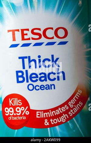 Angaben auf der Flasche von Tesco Dicke Bleichen Ozean - tötet 99,9% aller Bakterien eliminiert Keime & hartnäckigen Flecken Stockfoto
