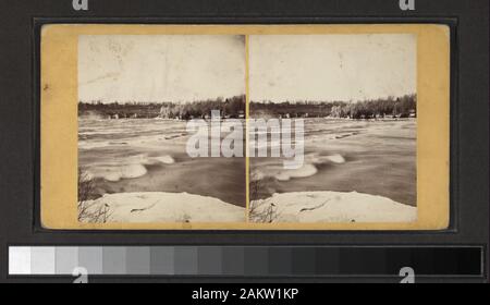 Rapids unter Goat Island Bridge Geschenk von Robert Dennis, 1982 und Frau George R. Collins, 1993. Blick aus der Serie im Sommer einen Blick auf den Niagara, die numerisch Interfiled werden Ansichten aus der Serie Winter Blick auf den Niagara..., vom Amerikanischen stereoskopischen Gesellschaft veröffentlicht. Vor allem im Winter Blick auf den Niagara, Eis, Schnee, rauschende Stromschnellen und Besucher bei Niagara, Hotels, Barnett's Museum, Terrepin Tower, Brücken. Auch Sommer. Einige Ansichten dupliziert. Robert Dennis Sammlung von stereoskopische Ansichten. Einige Ansichten haben steuerstempel angebracht. Ansichten sind nummeriert: 335-337, 339, 34 Stockfoto