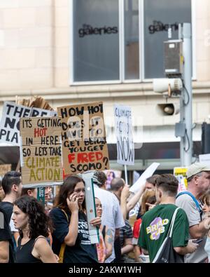 Sydney, Australien. 10 Jan, 2020. Die Demonstranten halten Plakate hoch, während der Demonstration. Tausende von Klimawandel Demonstranten Sydneys Rathaus umgeben, während die Bush - Feuer weiterhin Krise in Australien. Ähnliche Proteste auf andere Hauptstädte. Credit: SOPA Images Limited/Alamy leben Nachrichten Stockfoto