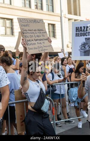 Sydney, Australien. 10 Jan, 2020. Eine Demonstrantin hält ein Plakat während der Demonstration. Tausende von Klimawandel Demonstranten surround Sydneys Rathaus als Bush - Feuer Krise in Australien bleibt. Ähnliche Proteste auf andere Hauptstädte. Credit: SOPA Images Limited/Alamy leben Nachrichten Stockfoto
