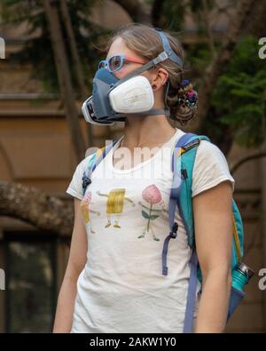 Sydney, Australien. 10 Jan, 2020. Eine Demonstrantin trägt eine Schutzmaske während der Demonstration. Tausende von Klimawandel Demonstranten Sydneys Rathaus umgeben, während die Bush - Feuer weiterhin Krise in Australien. Ähnliche Proteste auf andere Hauptstädte. Credit: SOPA Images Limited/Alamy leben Nachrichten Stockfoto