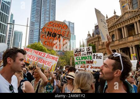 Sydney, Australien. 10 Jan, 2020. Die Demonstranten halten Plakate hoch, während der Demonstration. Tausende von Klimawandel Demonstranten Sydneys Rathaus umgeben, während die Bush - Feuer weiterhin Krise in Australien. Ähnliche Proteste auf andere Hauptstädte. Credit: SOPA Images Limited/Alamy leben Nachrichten Stockfoto